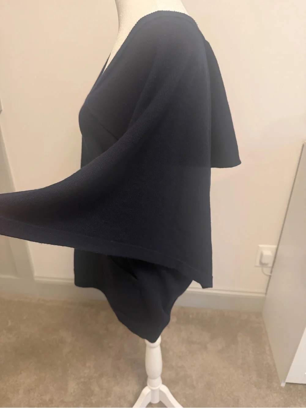 Chanel 100% Cashmere Navy Blue Cape Sleeve V-Neck Top Sweater Size 38 P42913